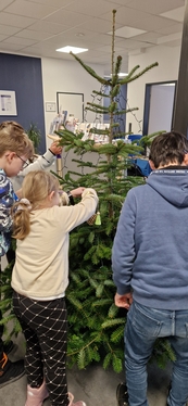 Weihnachtsbaum schmücken