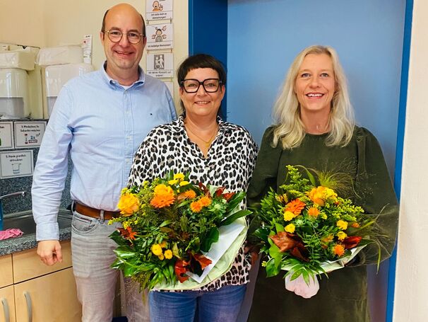 Silke Haberhausen und Nicole Gaidzik haben zum Jubiläum von Bernd Müller, Prokurist der Lebenshilfe, einen Blumenstrauß überreicht bekommen.