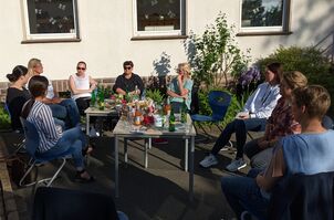 Bei schönem Wetter fand das Elterncafé draußen statt.