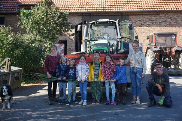 Die Unterstufe A war zu Besuch auf dem Biohof Tewes. Von links: Hofhund Lassi, Gabriele Tewes, Theresa, Wicky, Amy , Mikel, Anna-Lena, Janosch, Melanie Schäfer und Jan Tewes