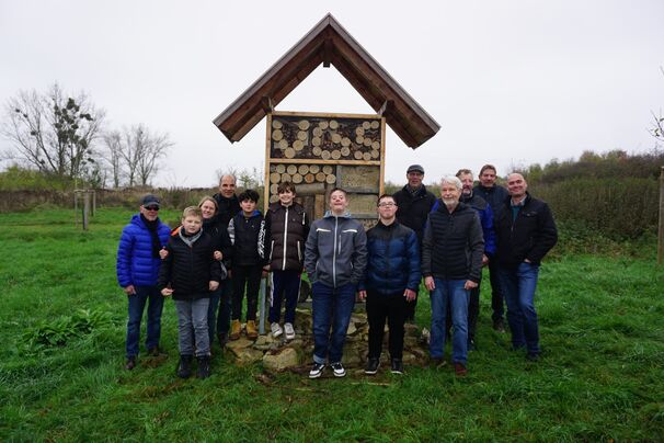 Jürgen Haberhausen (Rentner AG), Schulleiterin Tina Klenke, Michael Unverzagt (Tischlermeister vGS), Thomas Fögen, Karl-Josef Simon, Achim Dilli, Helmut Haverkamp (alle Rentner AG) und Udo Förster (EAM) zusammen mit Schülern der von-Galen-Schule, es fehlen: Albert Schulze und Herbert Göke (Rentner AG)